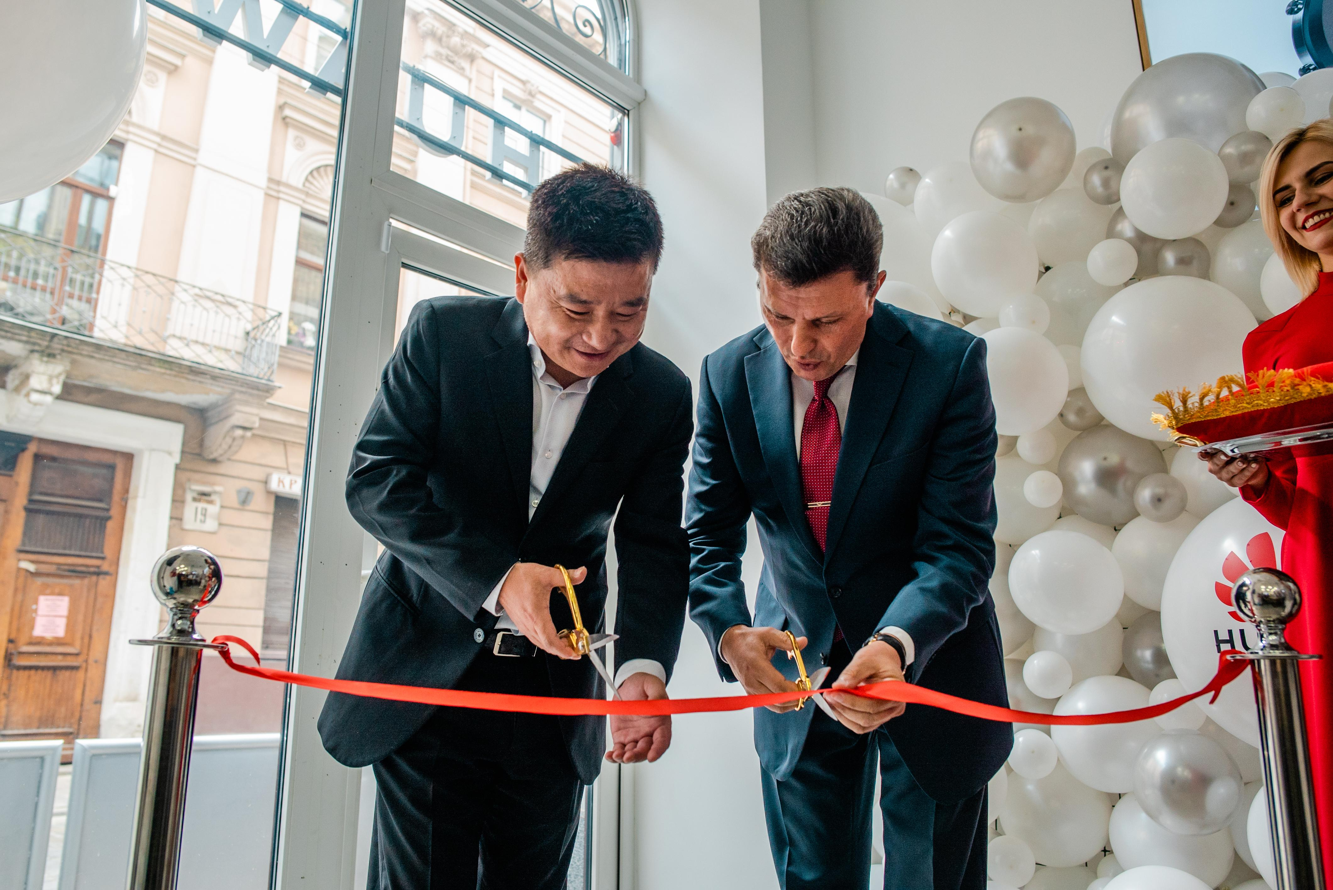 Сервисный центр Huawei заработал во Львове: фото с открытия