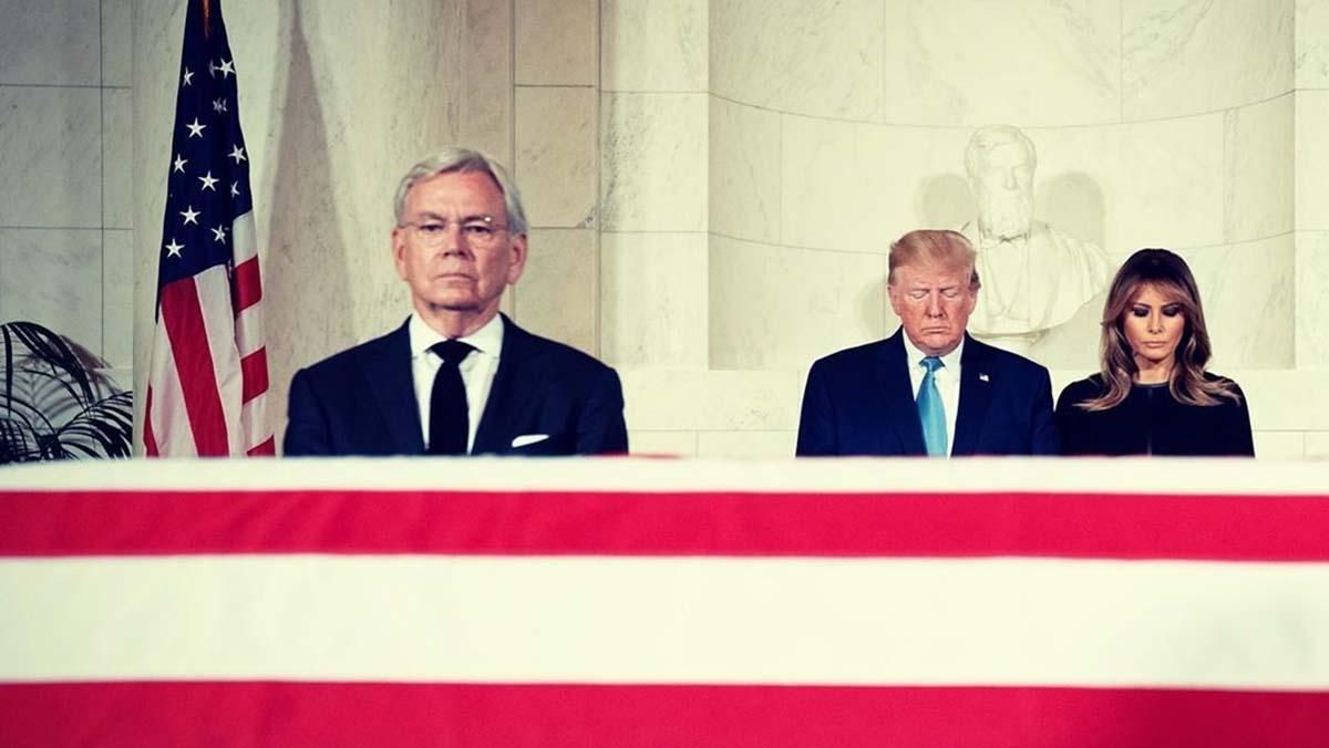 Меланія Трамп засвітила стильну сукню під час жалобного заходу: фото