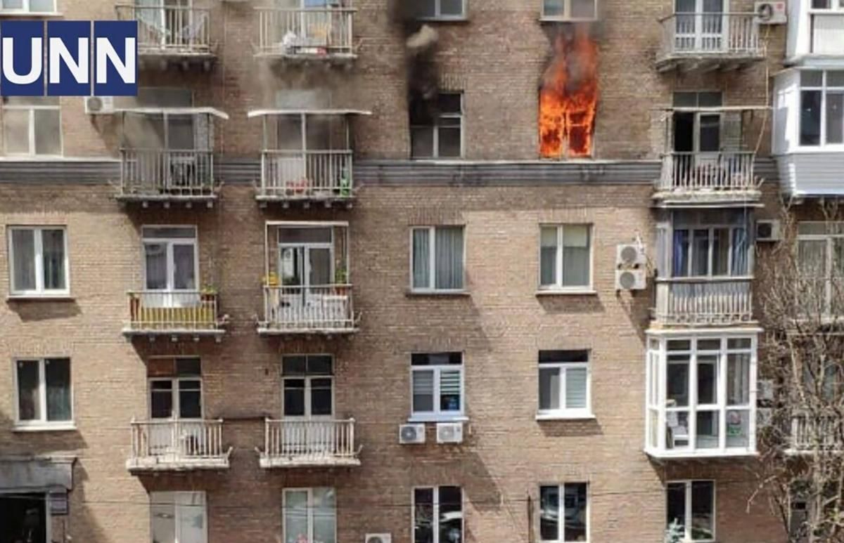Пожар вспыхнул в квартире в центре Киева: есть жертва – фото, видео