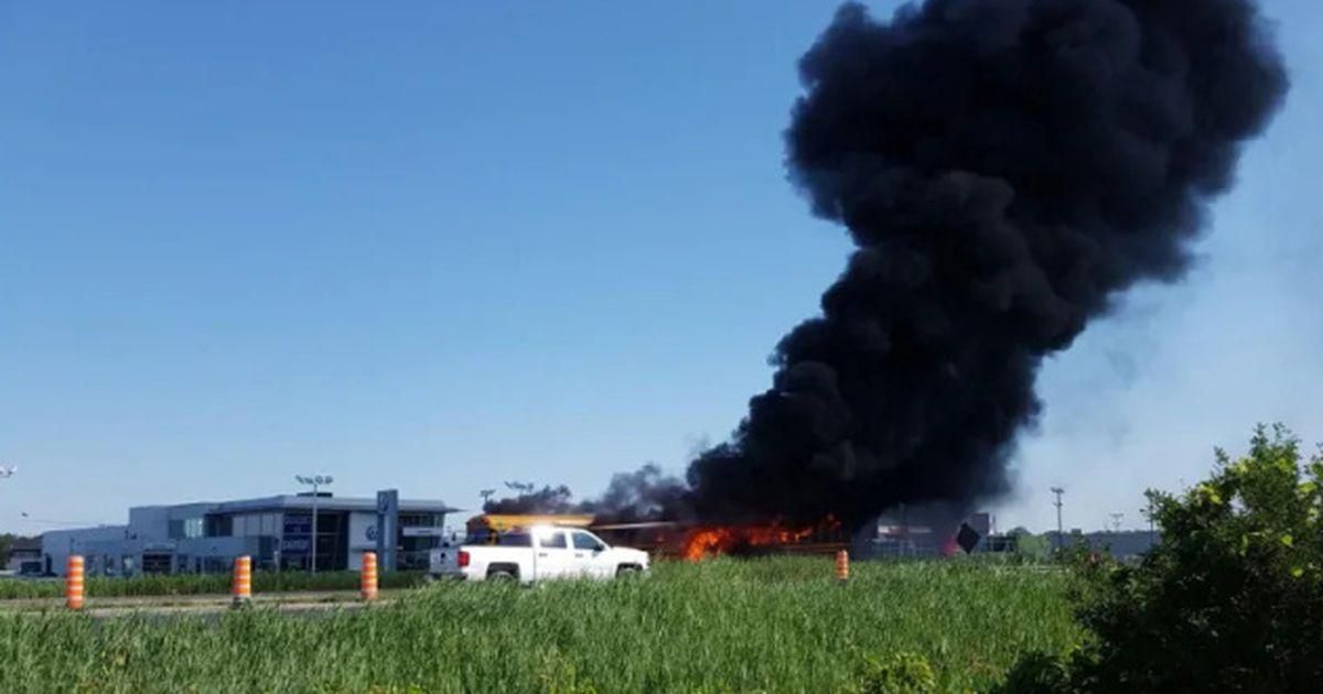 В Канаде из-за аварии загорелись два школьных автобуса с детьми: жуткие фото и видео