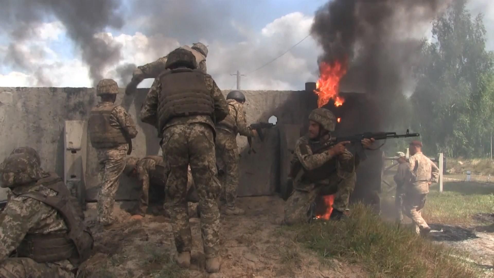 Колючий дріт, палаючі шини та димова завіса: як десантники пройшли випробування – фото Колючий дріт, палаючі шини та димова завіса: як десантники пройшли випробування – фото