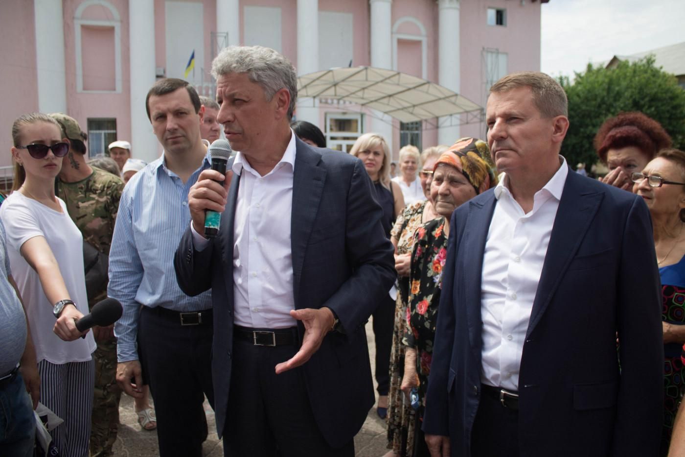 На округе брата Медведчука пересчитывают голоса: охрану усилили На округе брата Медведчука пересчитывают голоса: охрану усилили