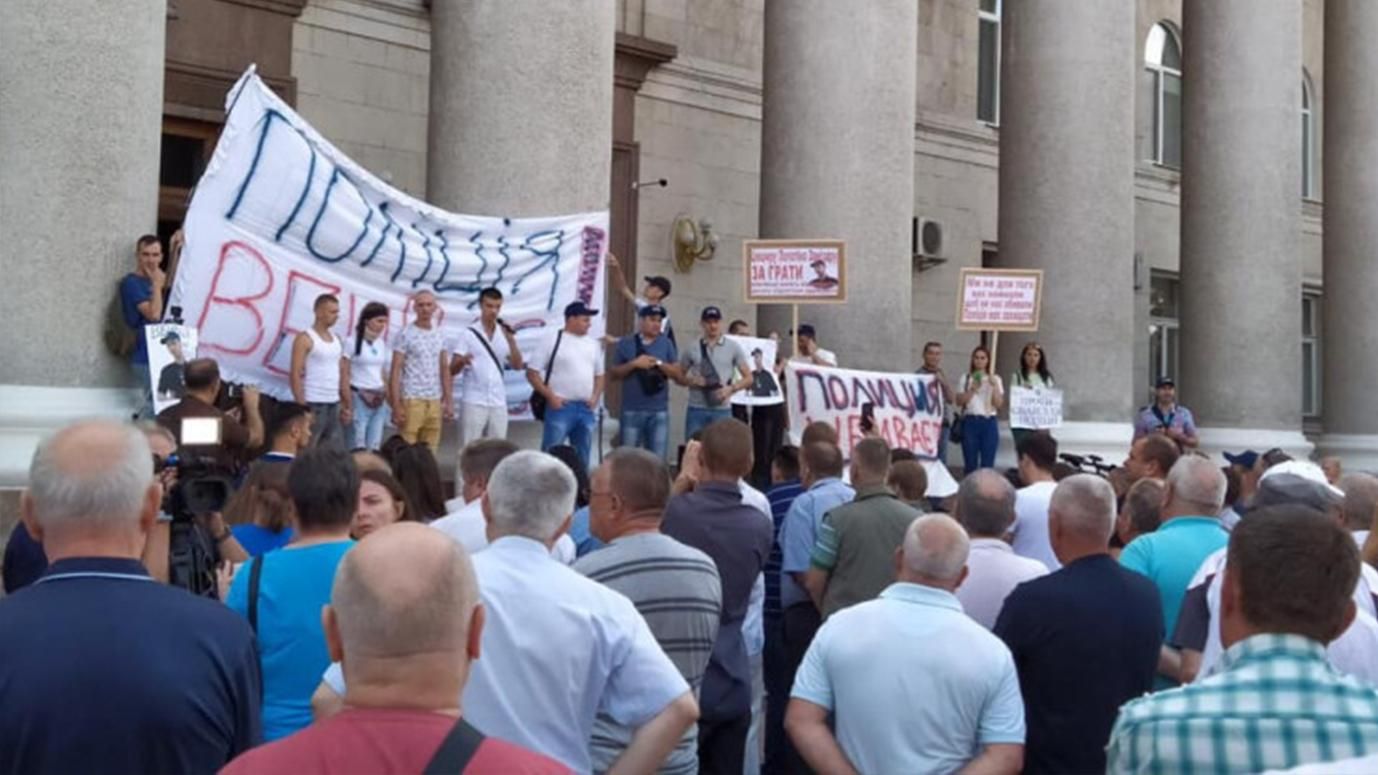 Смерть чоловіка під час затримання поліцією у Кропивницькому: люди вийшли на протести – фото Смерть чоловіка під час затримання поліцією у Кропивницькому: люди вийшли на протести – фото