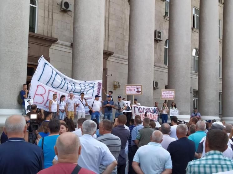 Смерть мужчины во время задержания полицией в Кропивницком: люди вышли на протесты – фото