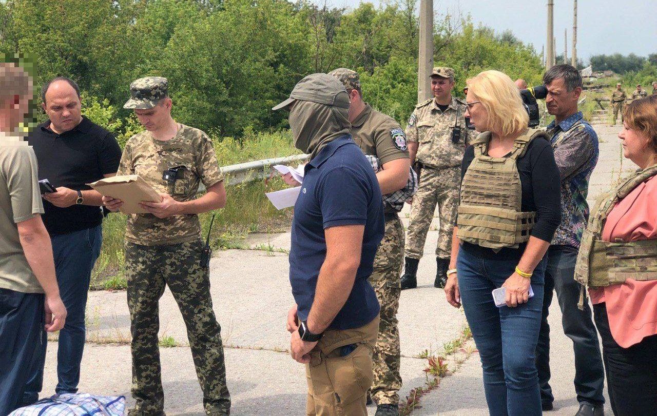 З окупованої Луганщини передали 64 в'язнів: фото З окупованої Луганщини передали 64 в'язнів: фото