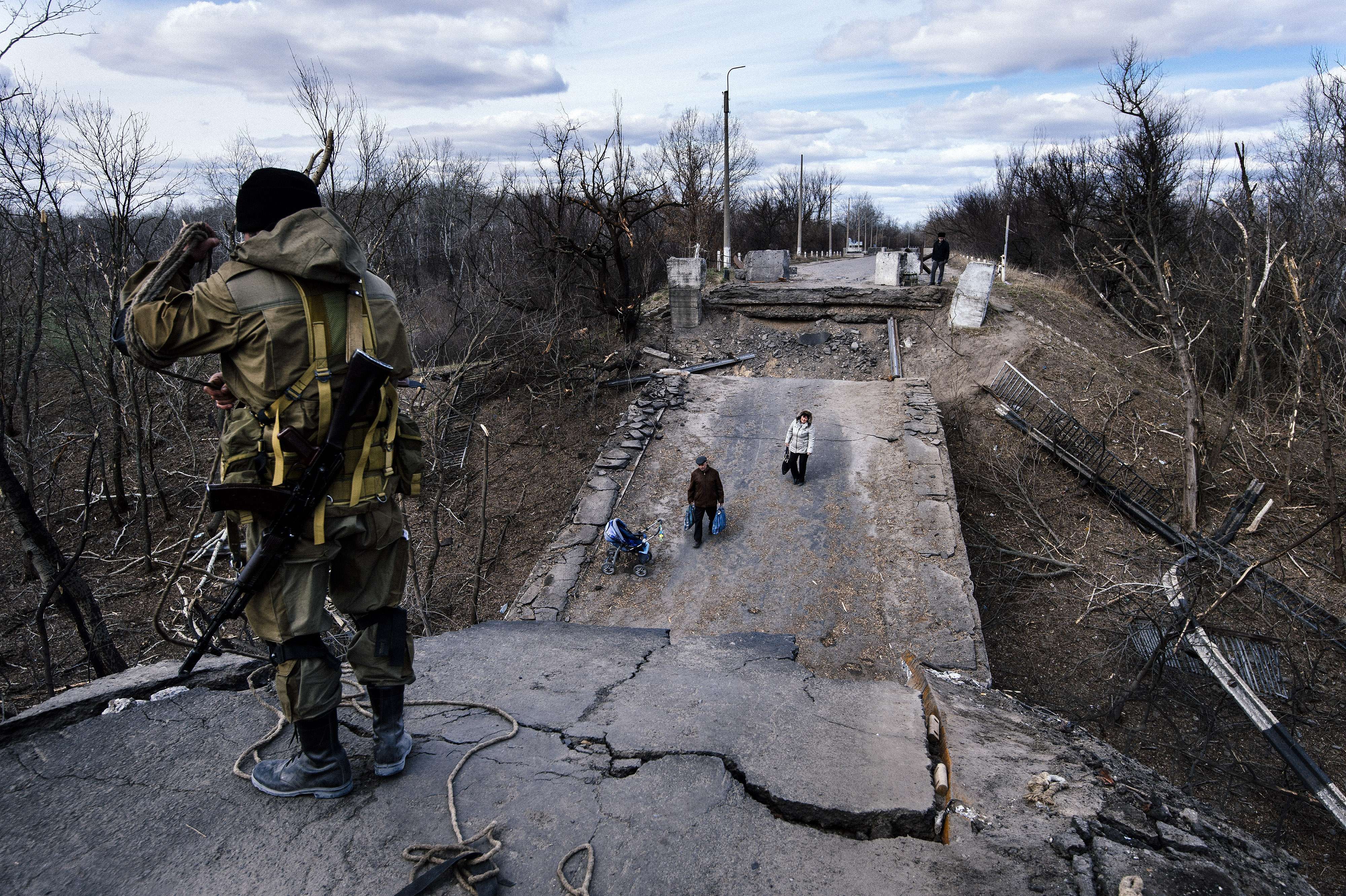 Озброєні бойовики не дозволяють ремонтувати міст у Станиці Луганській