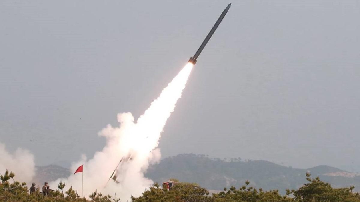 В КНДР провели пуск двух неизвестных ракет