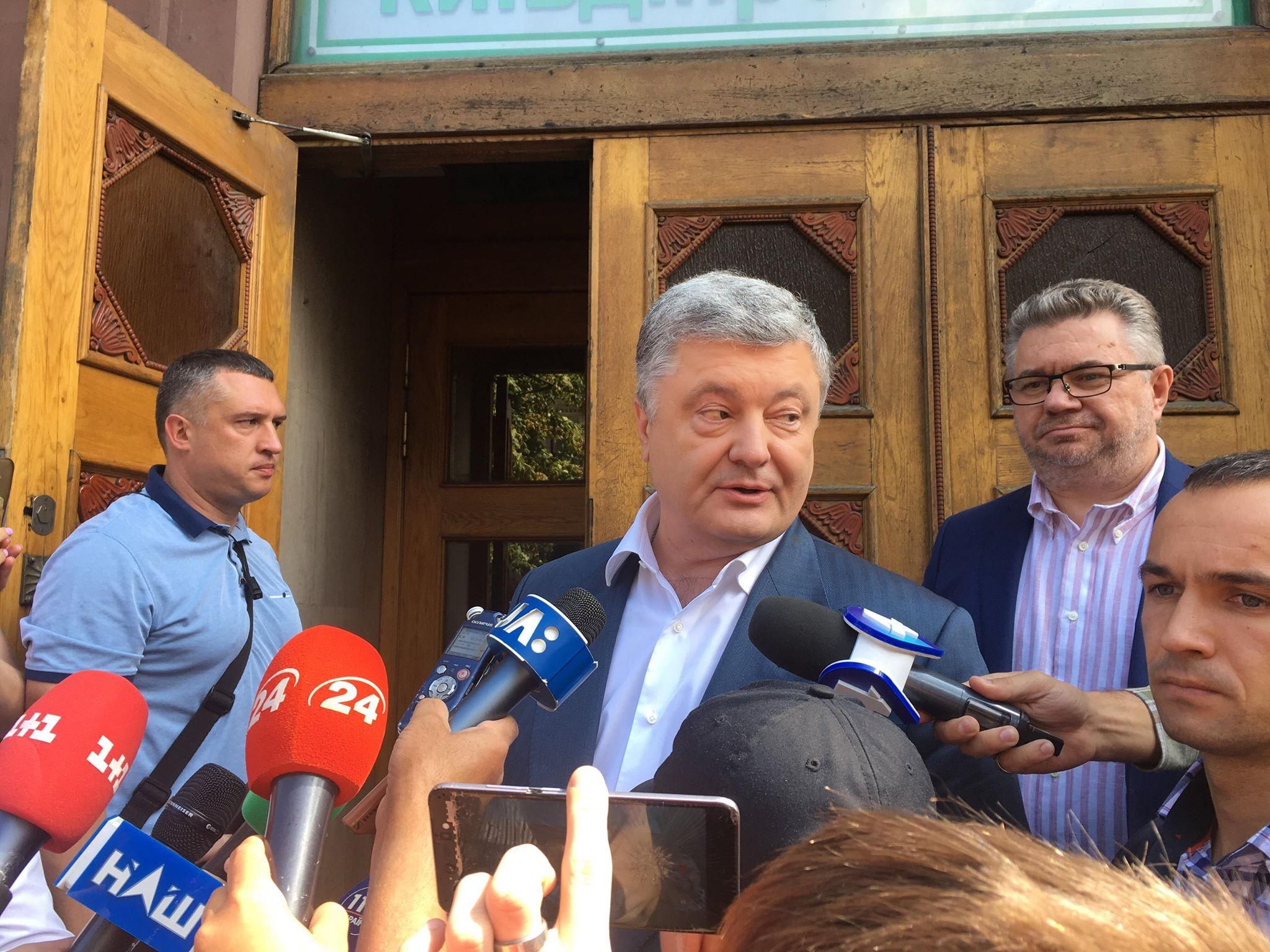 Порошенко вийшов з допиту в ДБР Порошенко вийшов з допиту в ДБР
