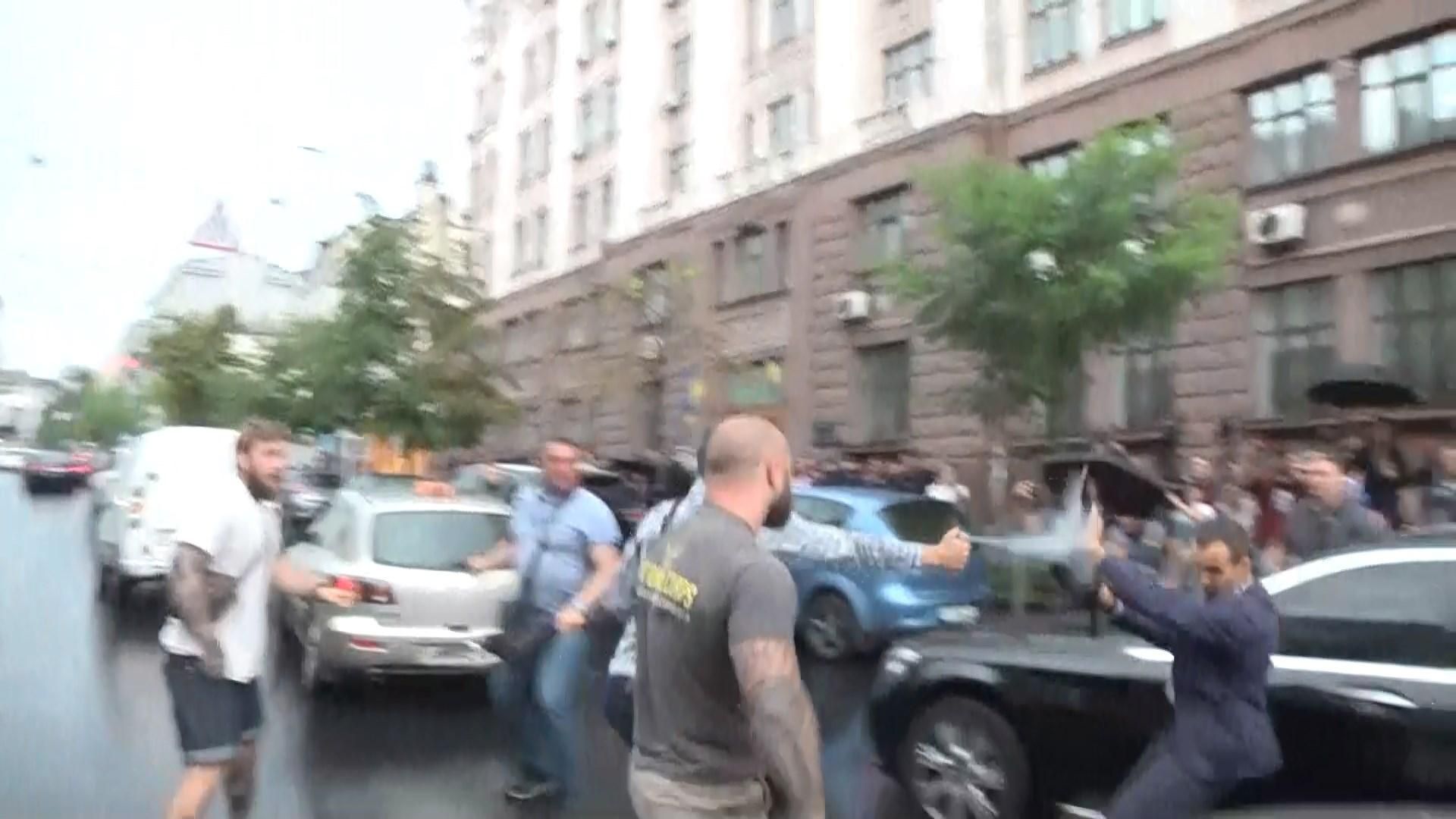 Напад на машину Порошенка: охоронцю бризнули в очі балончиком – відео
