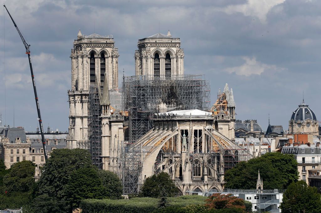Вцілілий після пожежі Нотр-Дам може обвалитись: причина Вцілілий після пожежі Нотр-Дам може обвалитись: причина