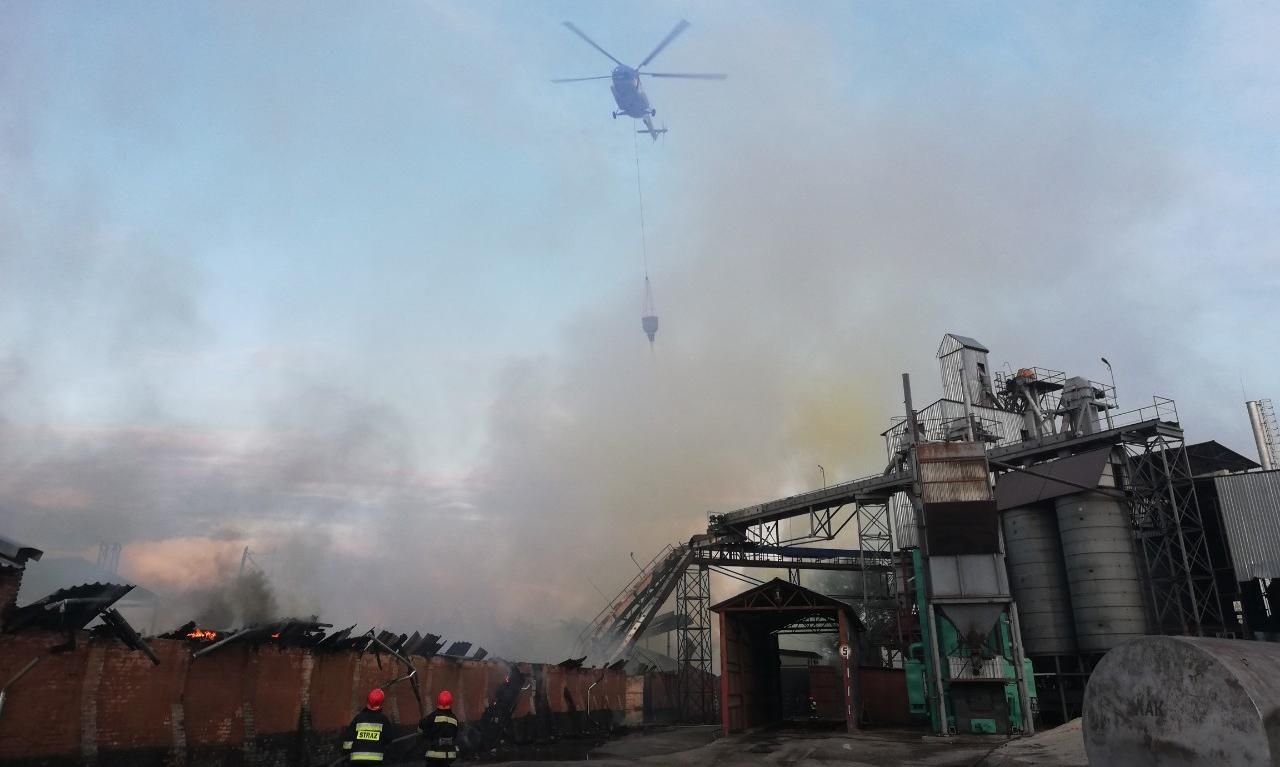 Масштабну пожежу в Ніжині довелося гасити з неба: фото та відео