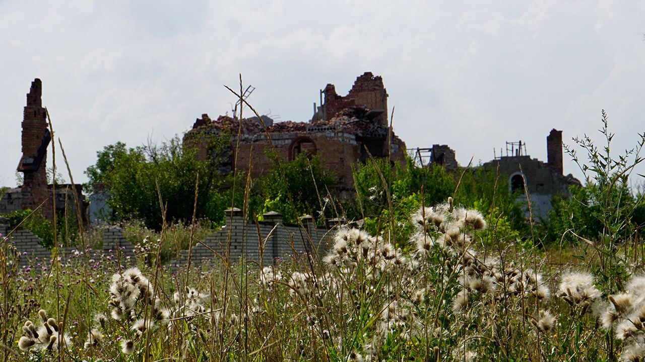 Піски через 5 років після звільнення: як бойовики знищили елітне селище на околиці Донецька