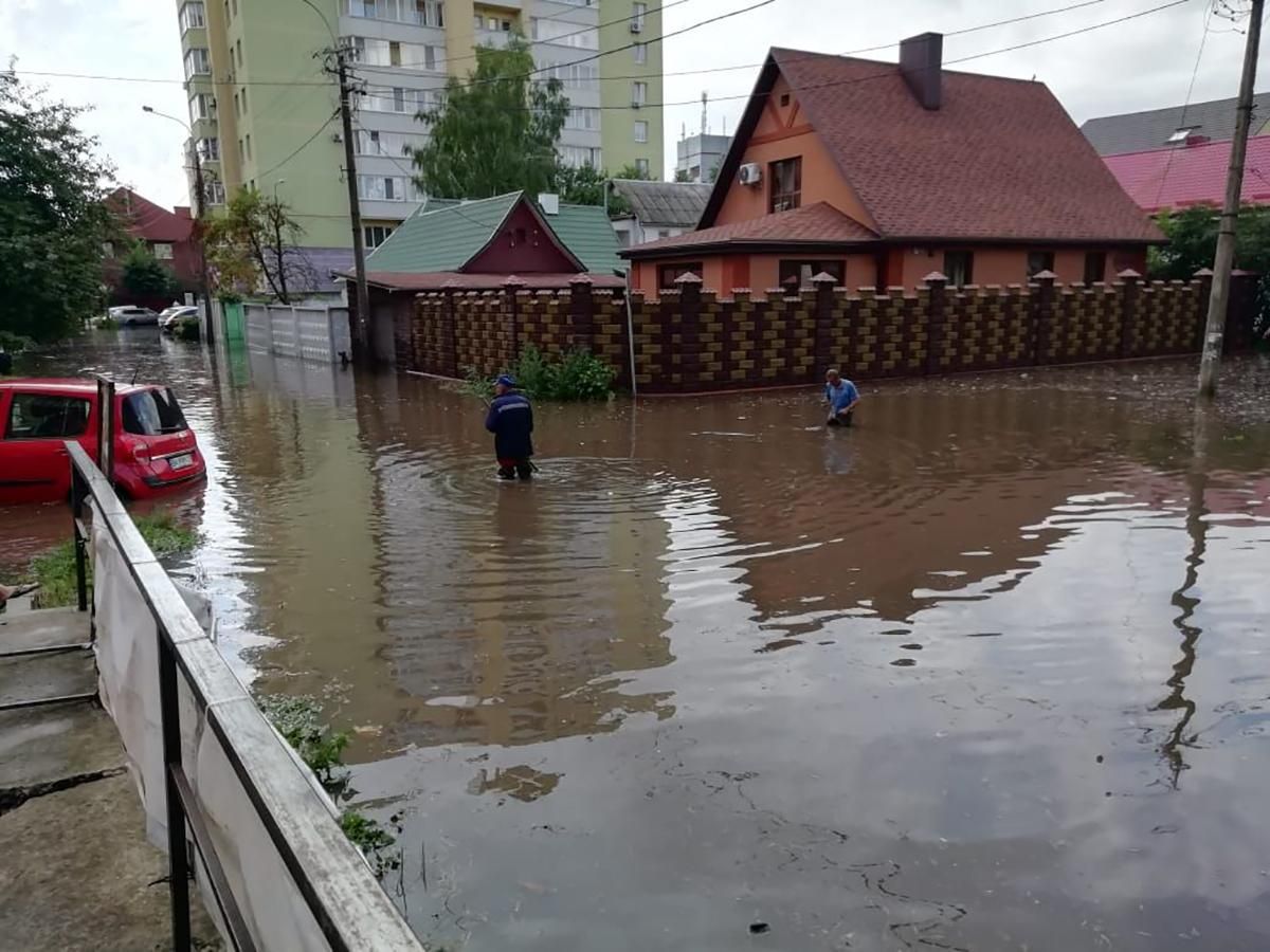 Злива перетворила Рівне на озеро: фото та відео потужної негоди