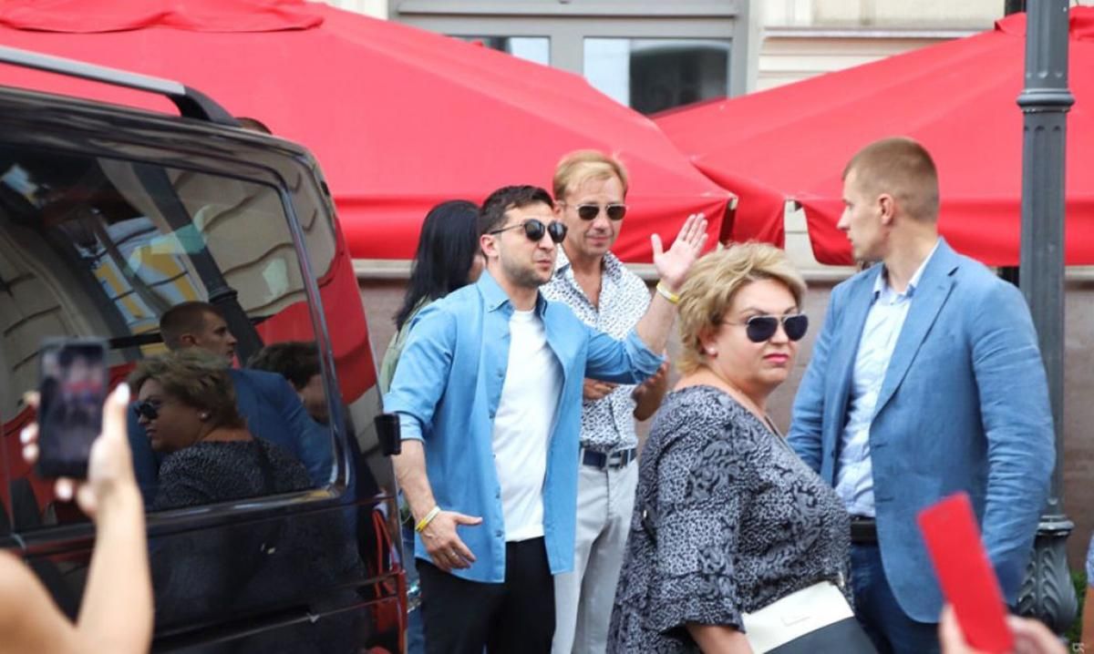 Зеленський прилетів на фестиваль "Ліги сміху" в Одесу: фото, відео Зеленський прилетів на фестиваль "Ліги сміху" в Одесу: фото, відео