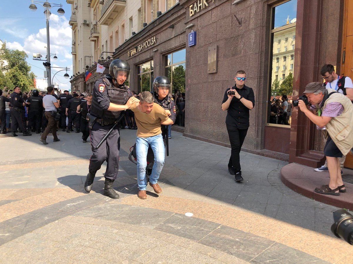 Сльозогінний газ, сутички і понад тисяча затриманих на акції протесту в Москві: фото та відео