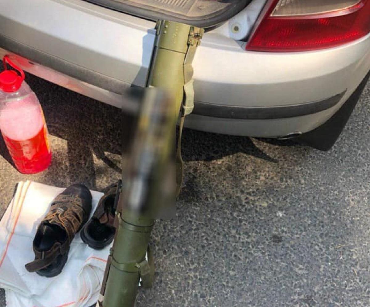 Гранатомет в багажнике: на въезде в Киев патрульные остановили подозрительное авто – фото
