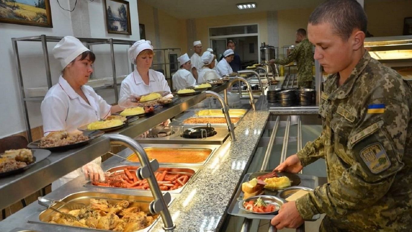 Окружний адмінсуд Києва зупинив реформу харчування в армії: що це означає