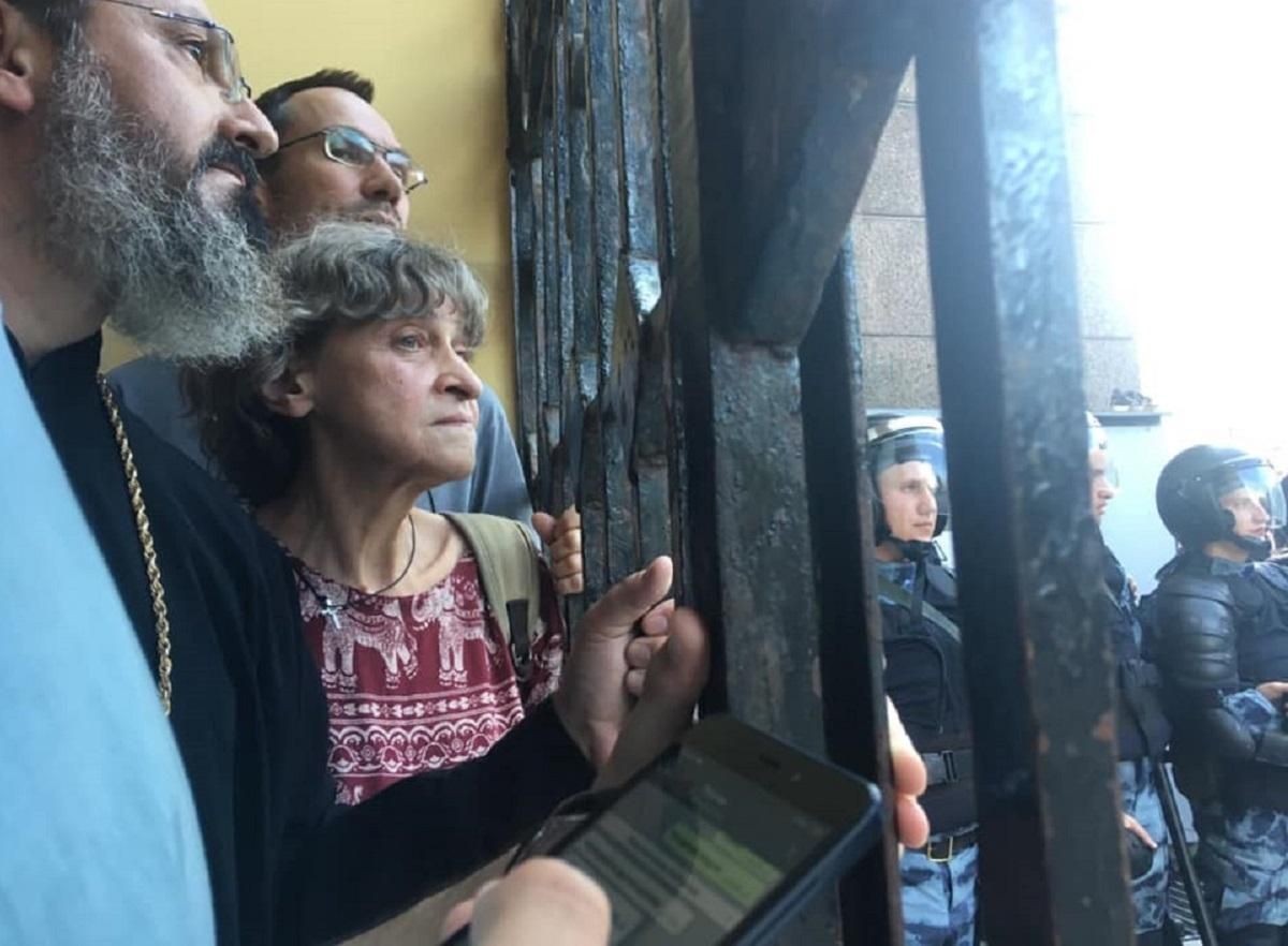 "Рятувалися від іга": протестувальники у Москві переховувалися від поліції у церкві – відео
