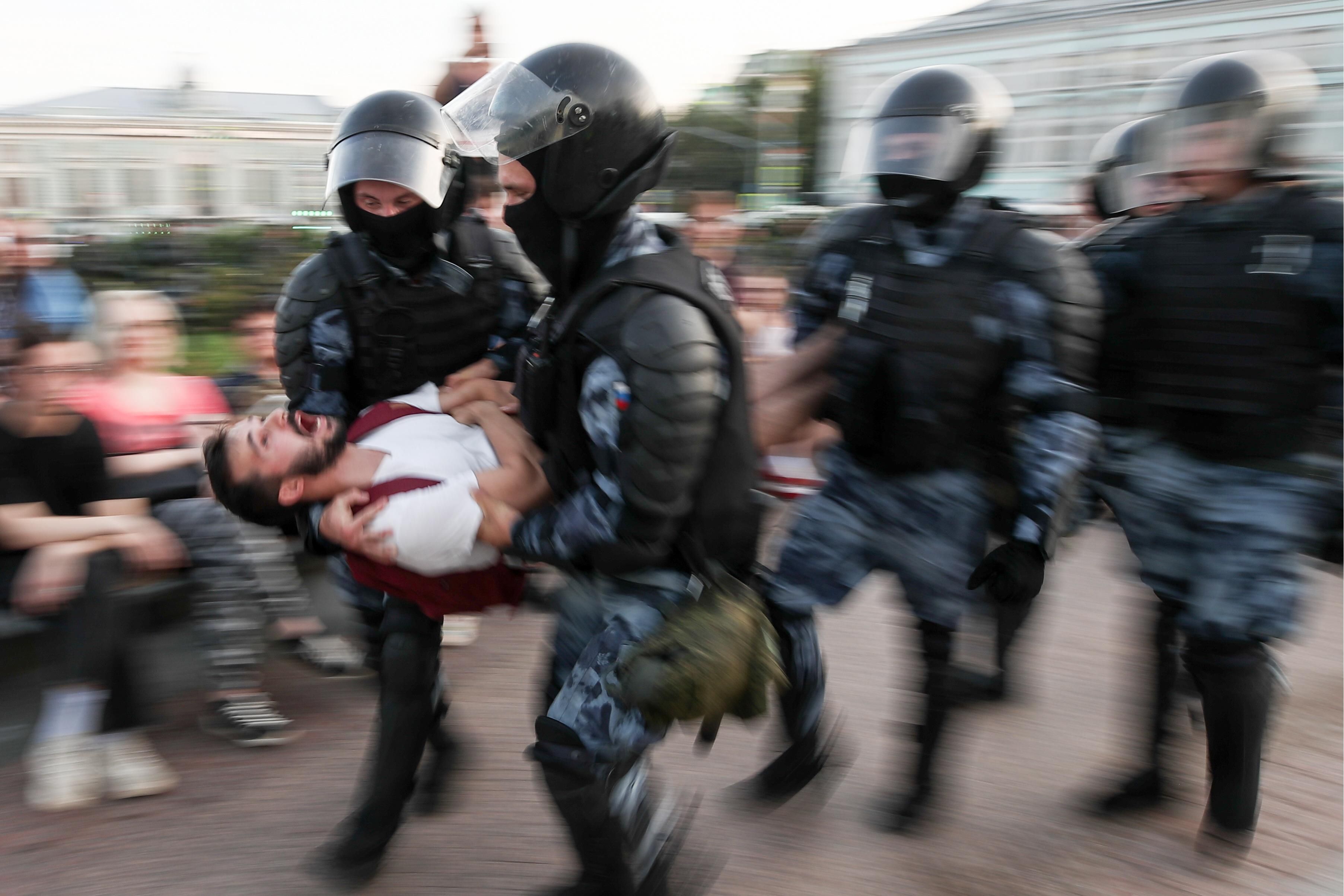 Протести у Москві: один із затриманих порізав собі вени у відділку поліції