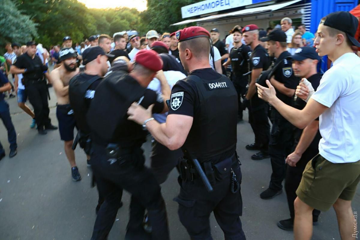 Перед матчем за Суперкубок в Одесі поліція затримала вболівальників: фото, відео