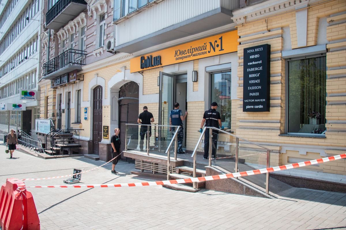 Стрілянина та пограбування ювелірного магазину в Києві: відео з камер спостереження та деталі
