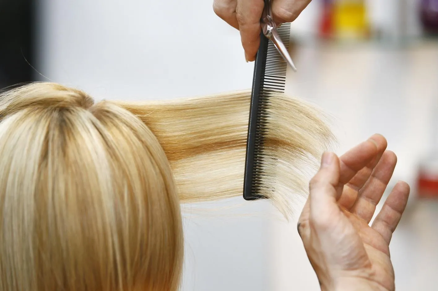 Сприятливі дні для стрижки волосся: 16, 19, 20, 21 серпня та інші дати