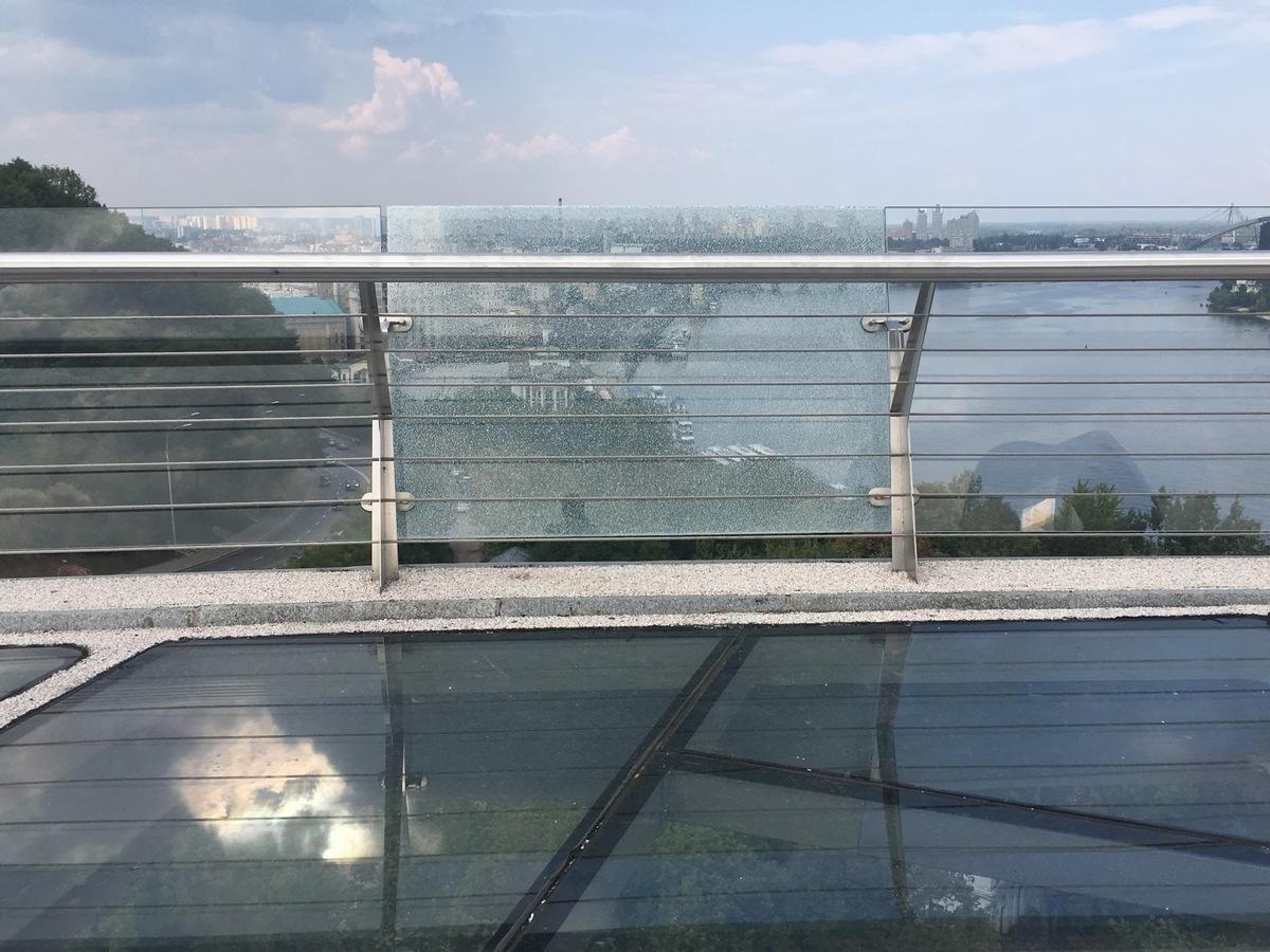 "Міст Кличка" втомився надзвичайно швидко – тріснуло ще одне скло: відео