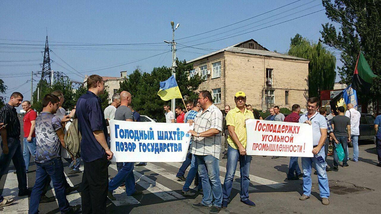 На Донеччині гірники перекрили трасу, вимагаючи виплатити їм зарплату
