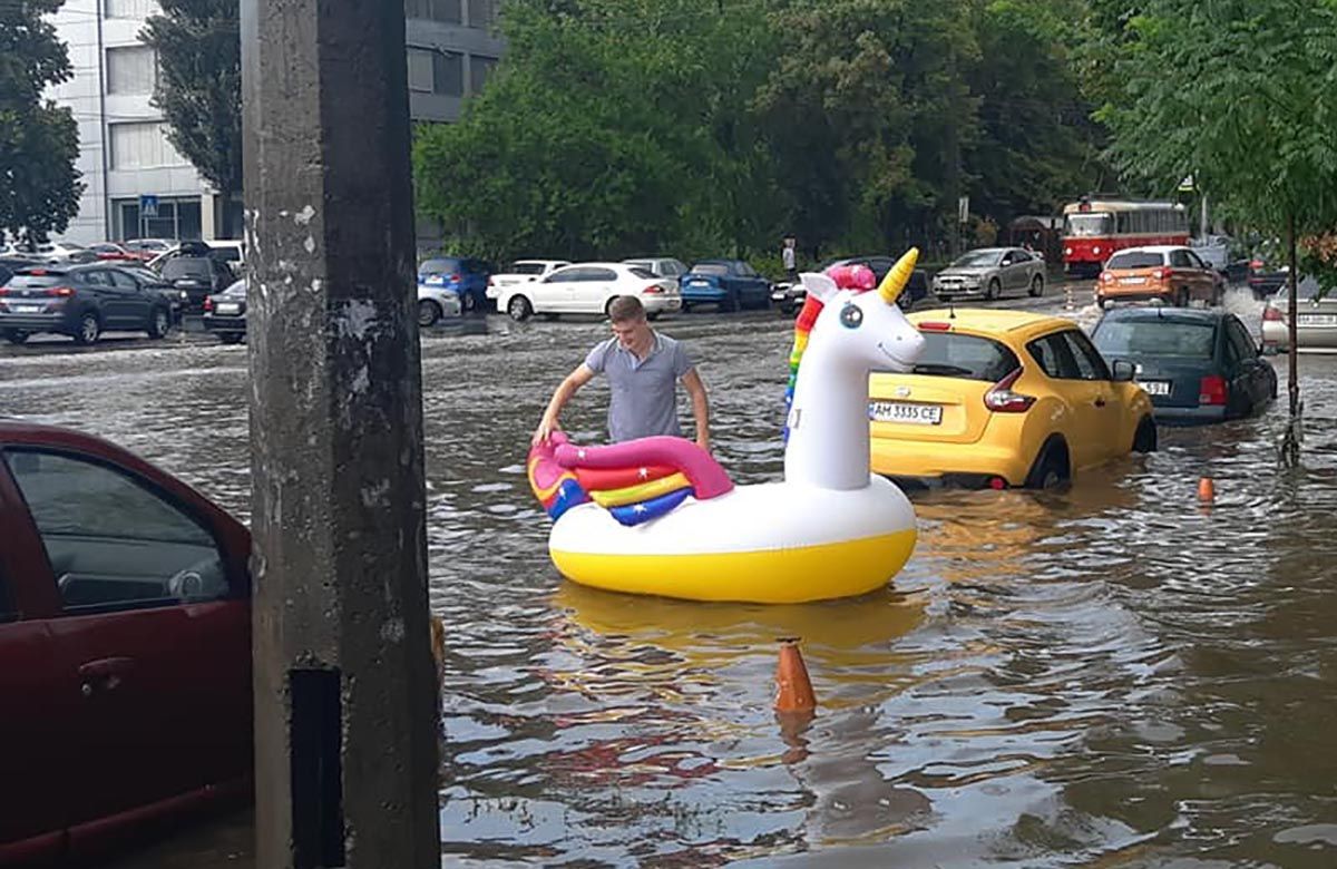 Шалена злива у Києві перетворила вулиці на ріки: фото, відео Шалена злива у Києві перетворила вулиці на ріки: фото, відео