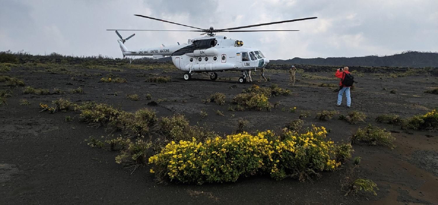 Украинские миротворцы высадились на кратер самого активного вулкана Африки: впечатляющие фото