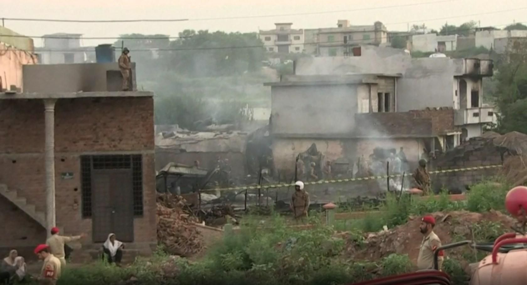 Військовий літак впав на мирних жителів у Пакистані: відео