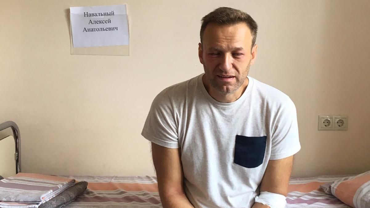Навальный обнародовал версию, что с ним случилось и почему его  забрала "скорая"