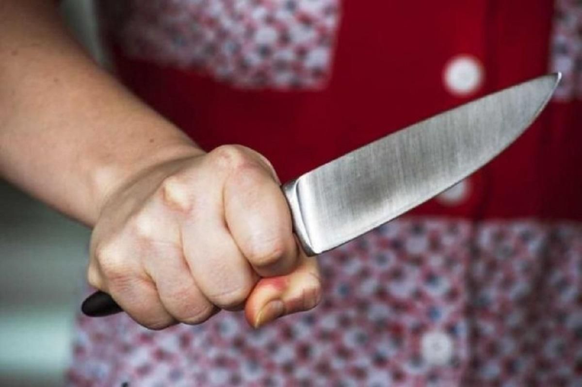Жінка вдарила чоловіка ножем в живіт, після чого вони вийшли на прогулянку