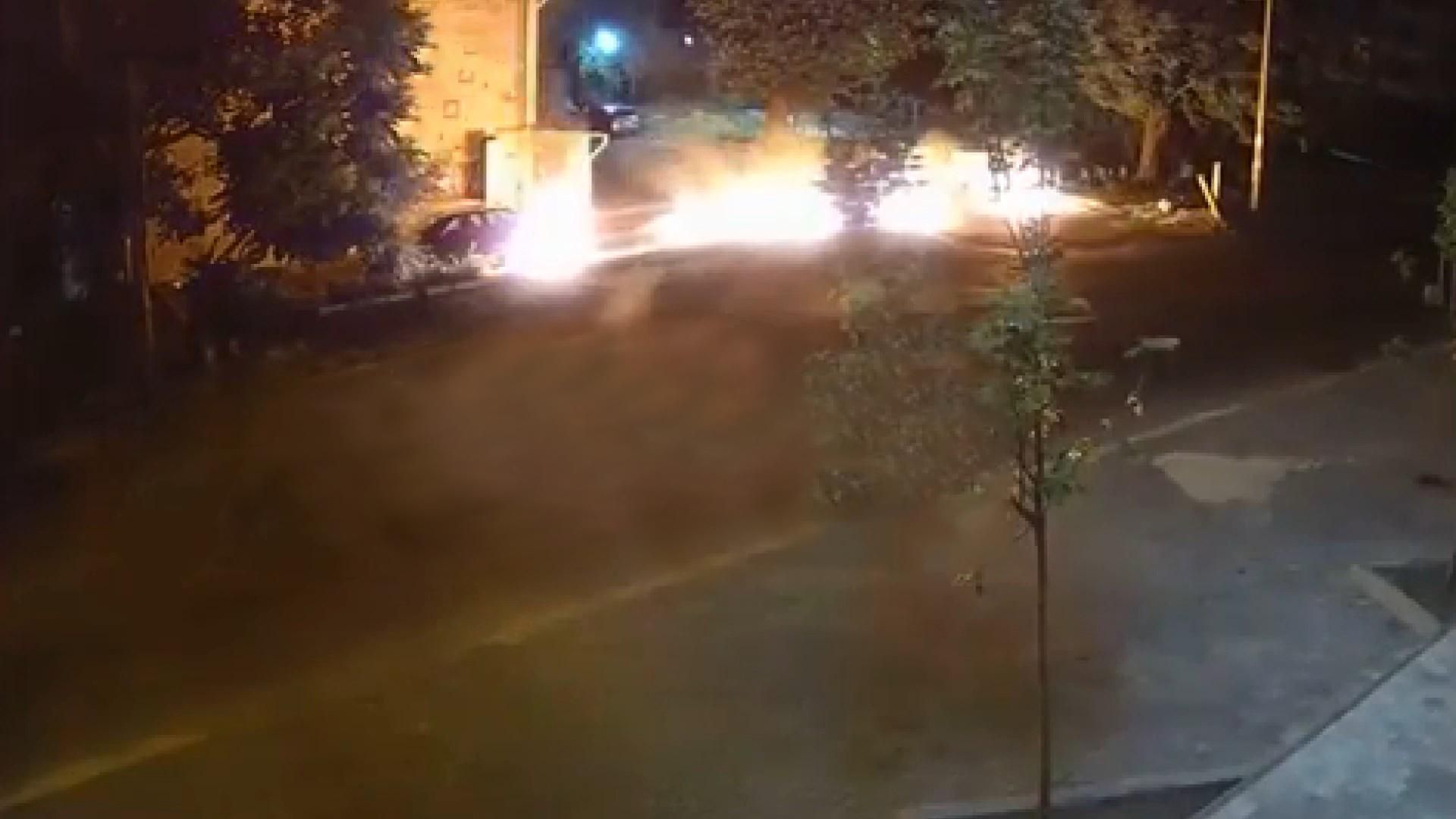 Невідомий хотів підпалити авто і загорівся сам у Запоріжжі: моторошне відео