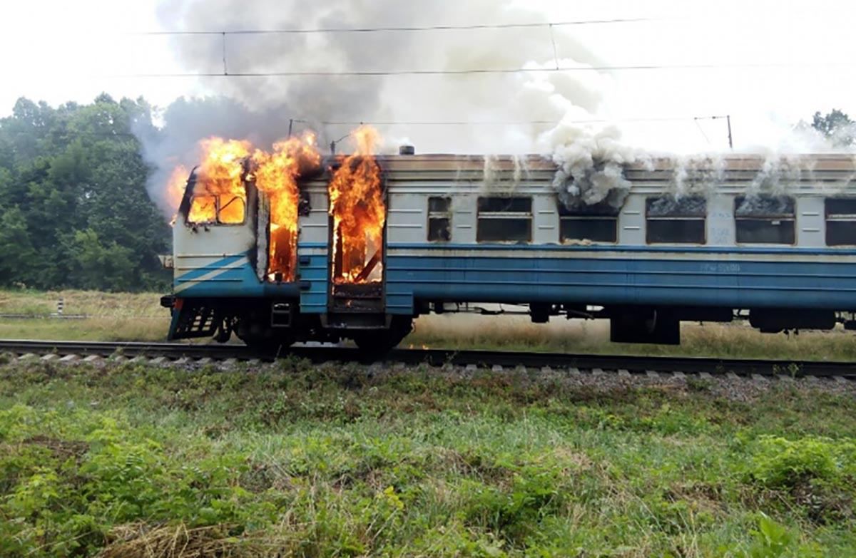 Под Жмеринкой во время движения загорелась электричка: жуткие фото