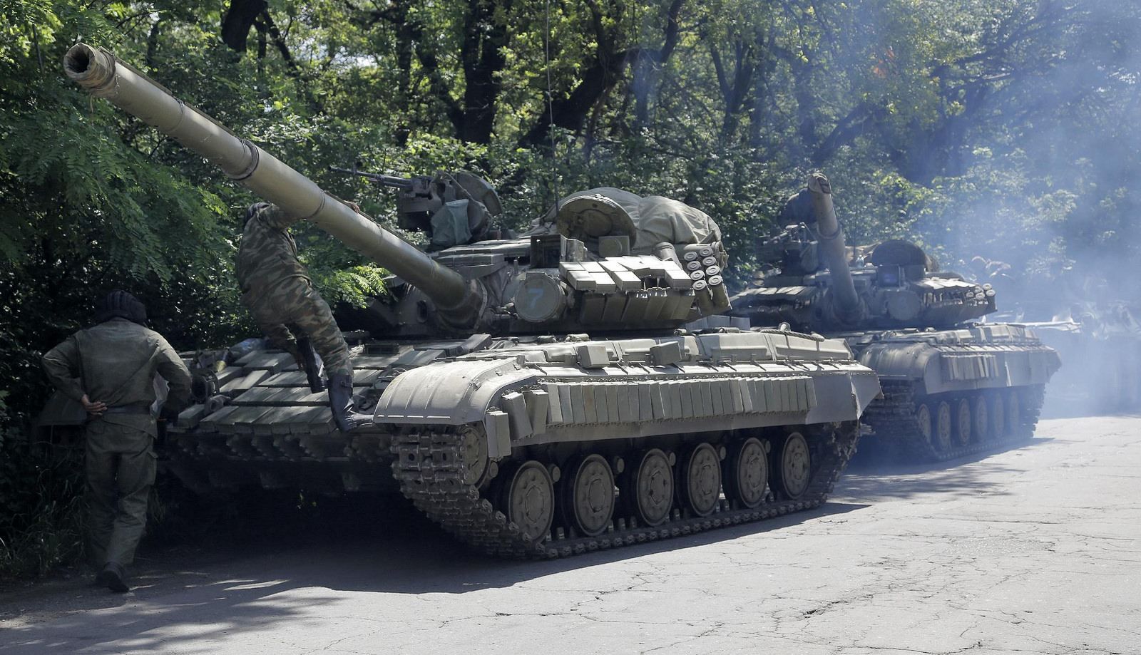 Танки, "гради" і гаубиці: бойовики "засвітили" на Донбасі заборонену техніку 