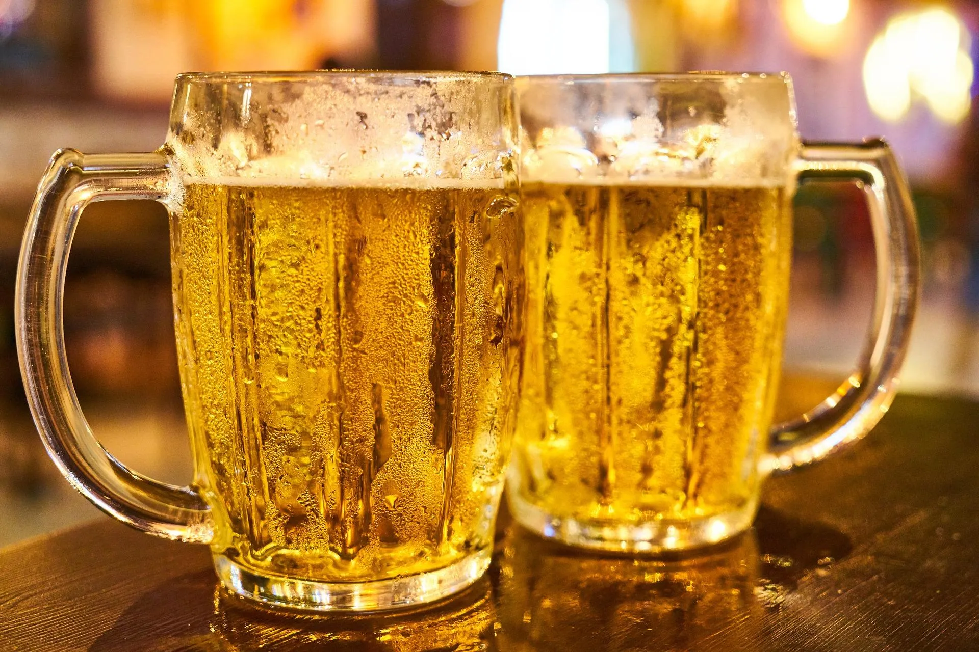 Люди найчастіше вживають алкоголь через позитивні події
