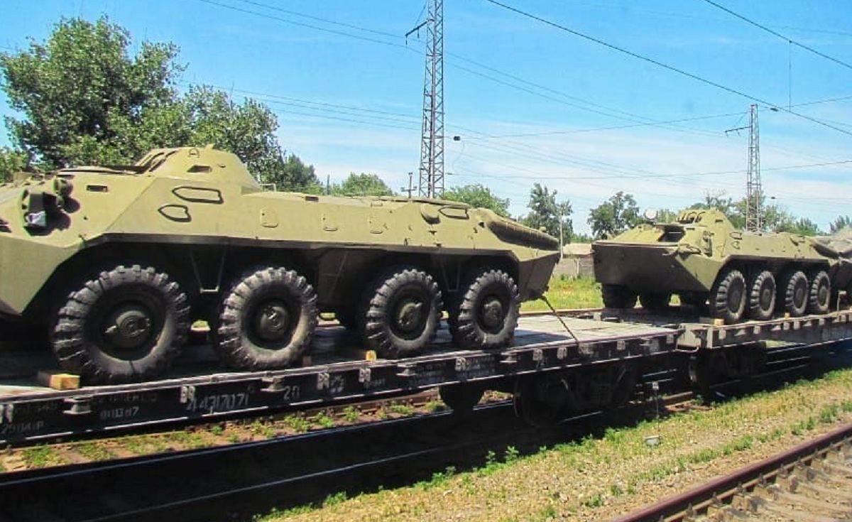 Россия эшелонами свозит пушки и бронетехнику к границе с Украиной