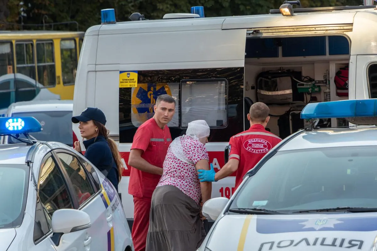 Під час ДТП у Дніпрі постраждало 13 осіб