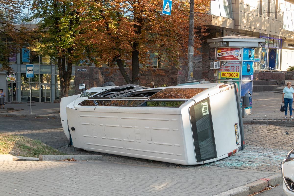 В центре Днепра перевернулась маршрутка: есть пострадавшие (видео)