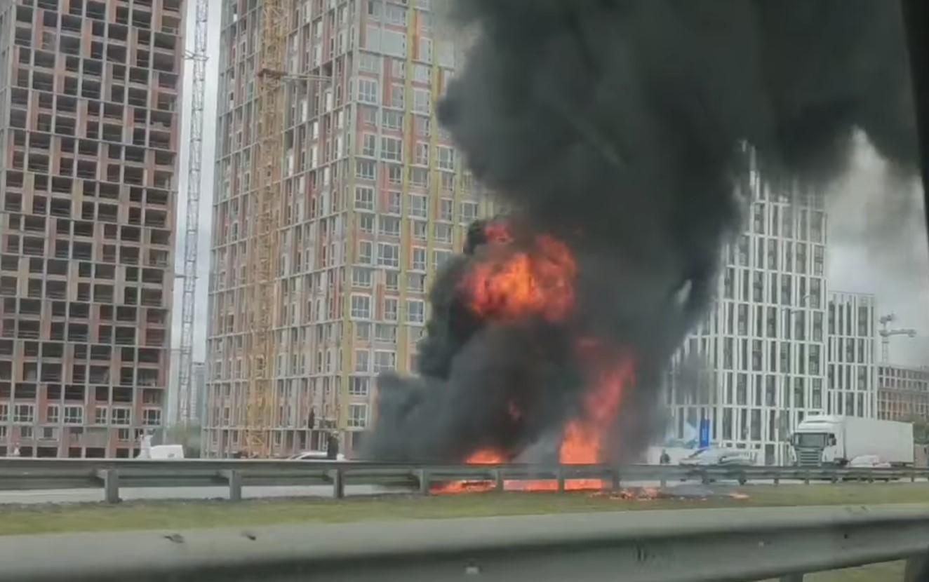 У Києві BMW X5 врізався у відбійник і згорів посеред дороги: відео