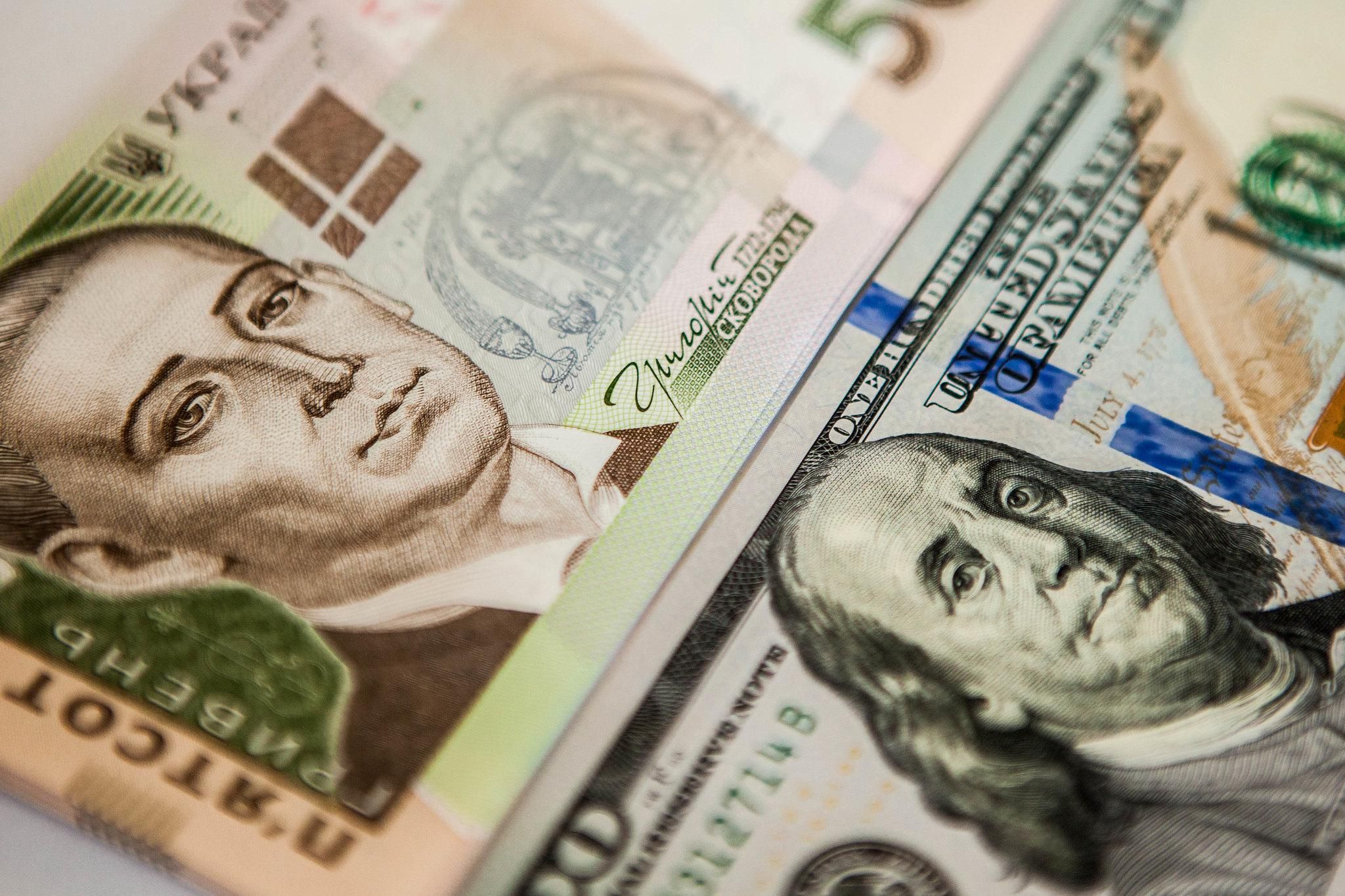 Чому падає долар і що буде далі: пояснення економістів