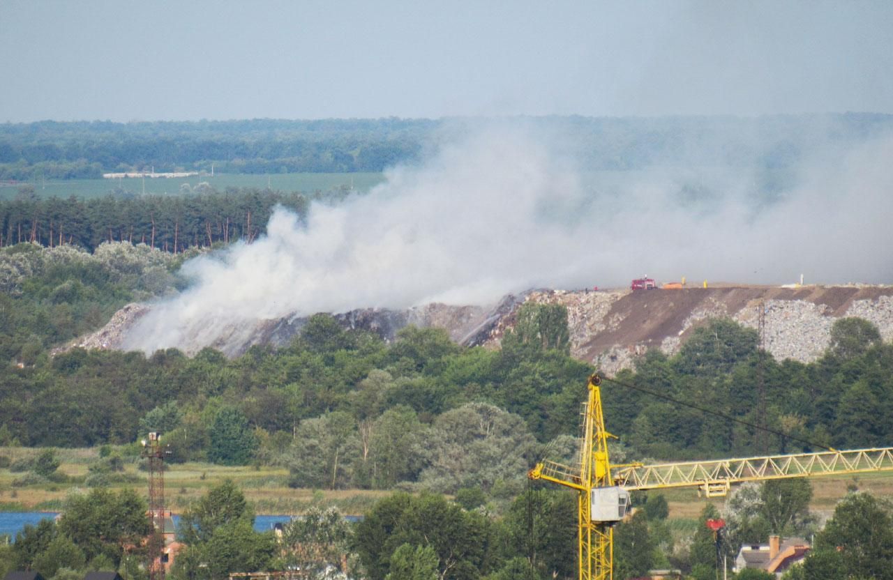 На Полтавщині другий день горить сміттєзвалище: шокуюче відео