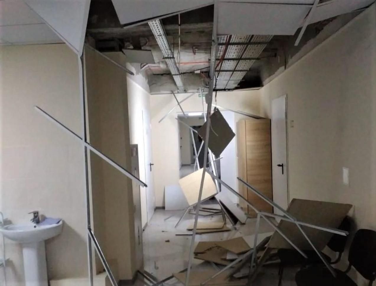 На Сумщині у лікарні впала стеля у щойно відремонтованому відділенні: фото, відео