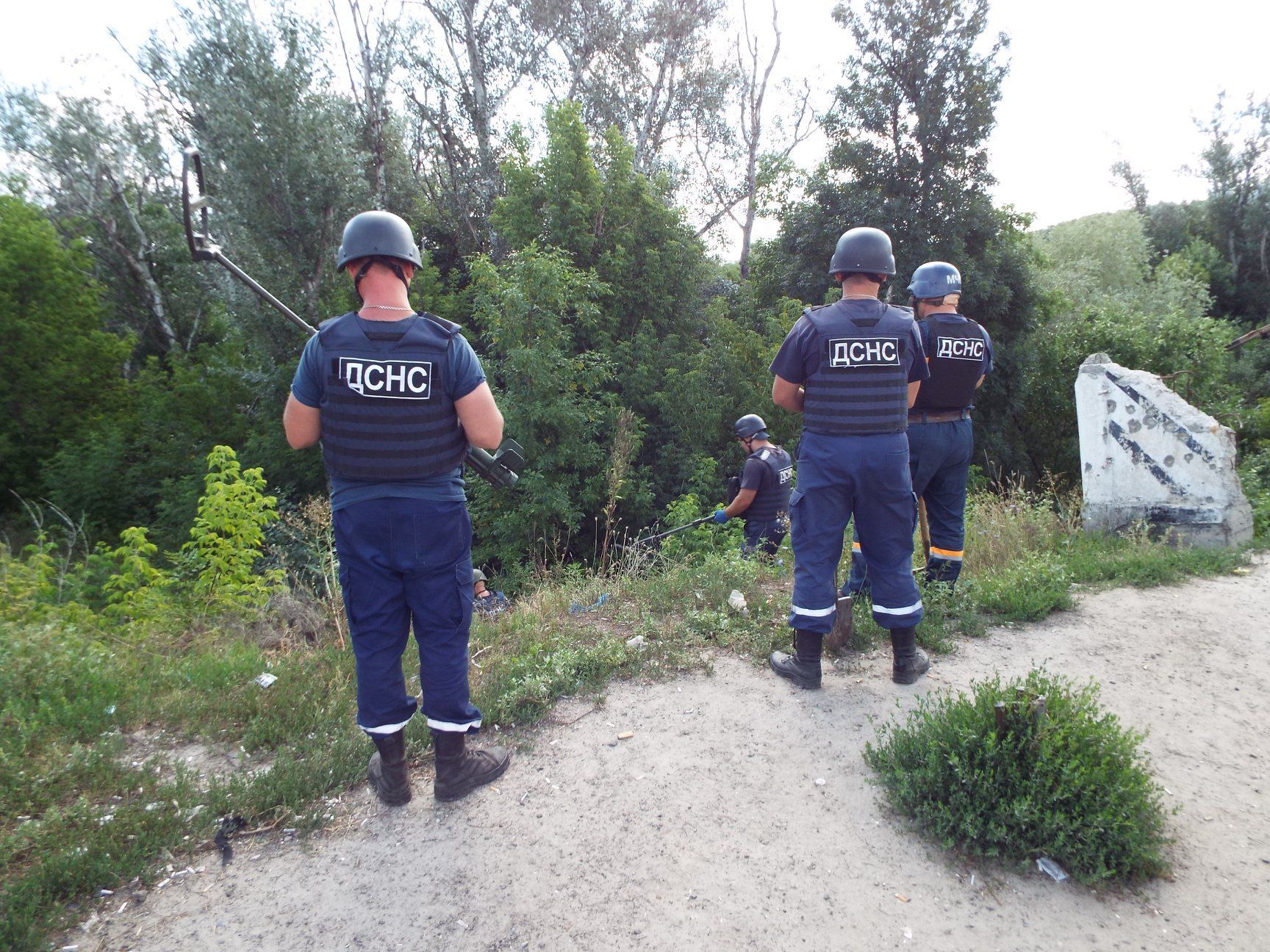 Бойовики не пускають українських саперів на частину мосту в Станиці Луганській Бойовики не пускають українських саперів на частину мосту в Станиці Луганській