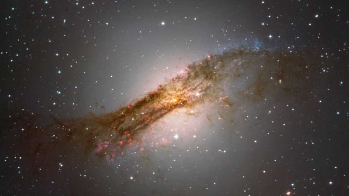 Телескоп сделал фото галактики с интересной формой