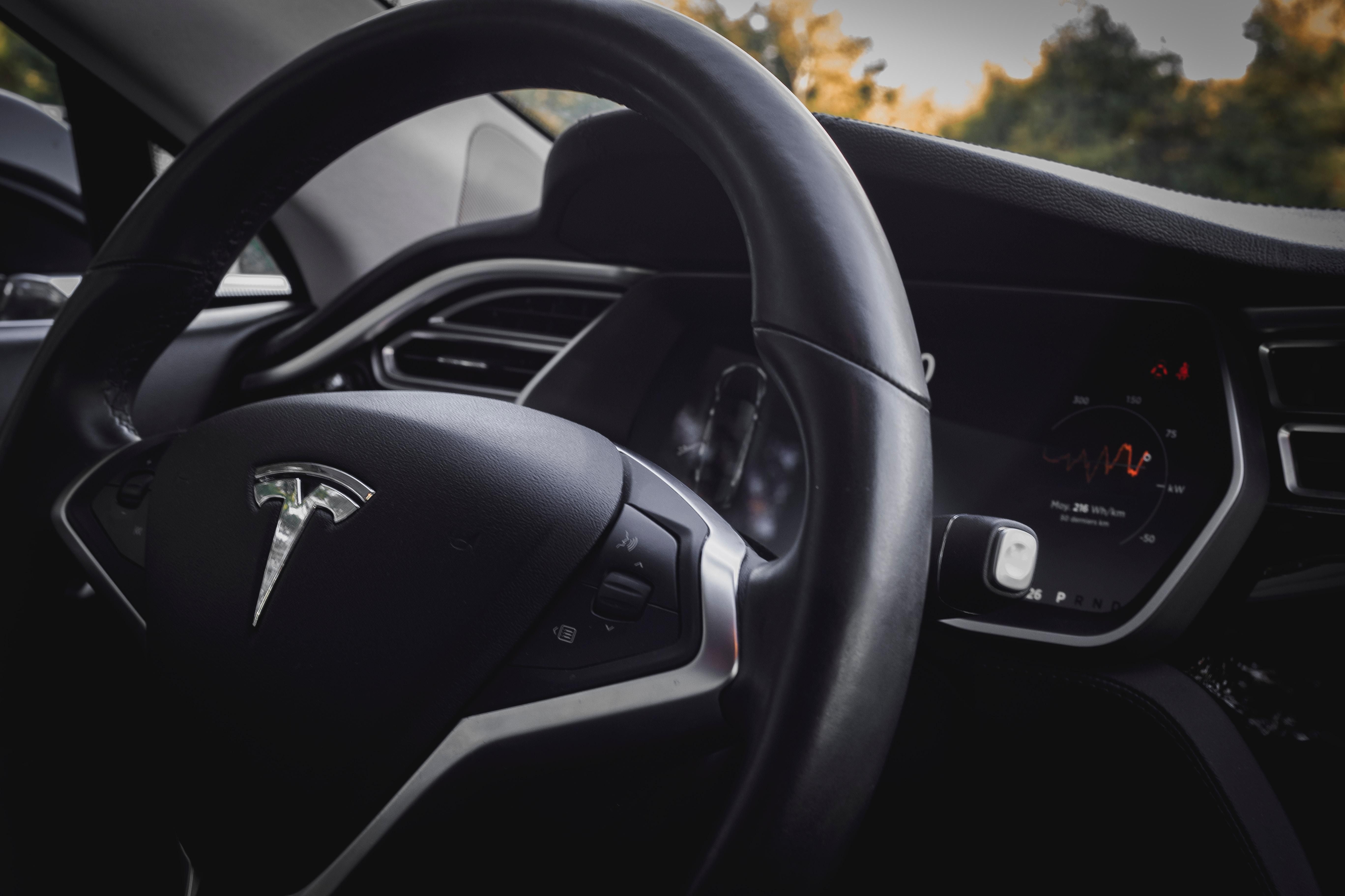 Нейромережа Tesla Model 3 зіграла в шахи із чемпіоном США: захоплююче відео Нейромережа Tesla Model 3 зіграла в шахи із чемпіоном США: захоплююче відео