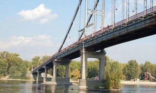 У Києві обвалилася частина пішохідного мосту: відео