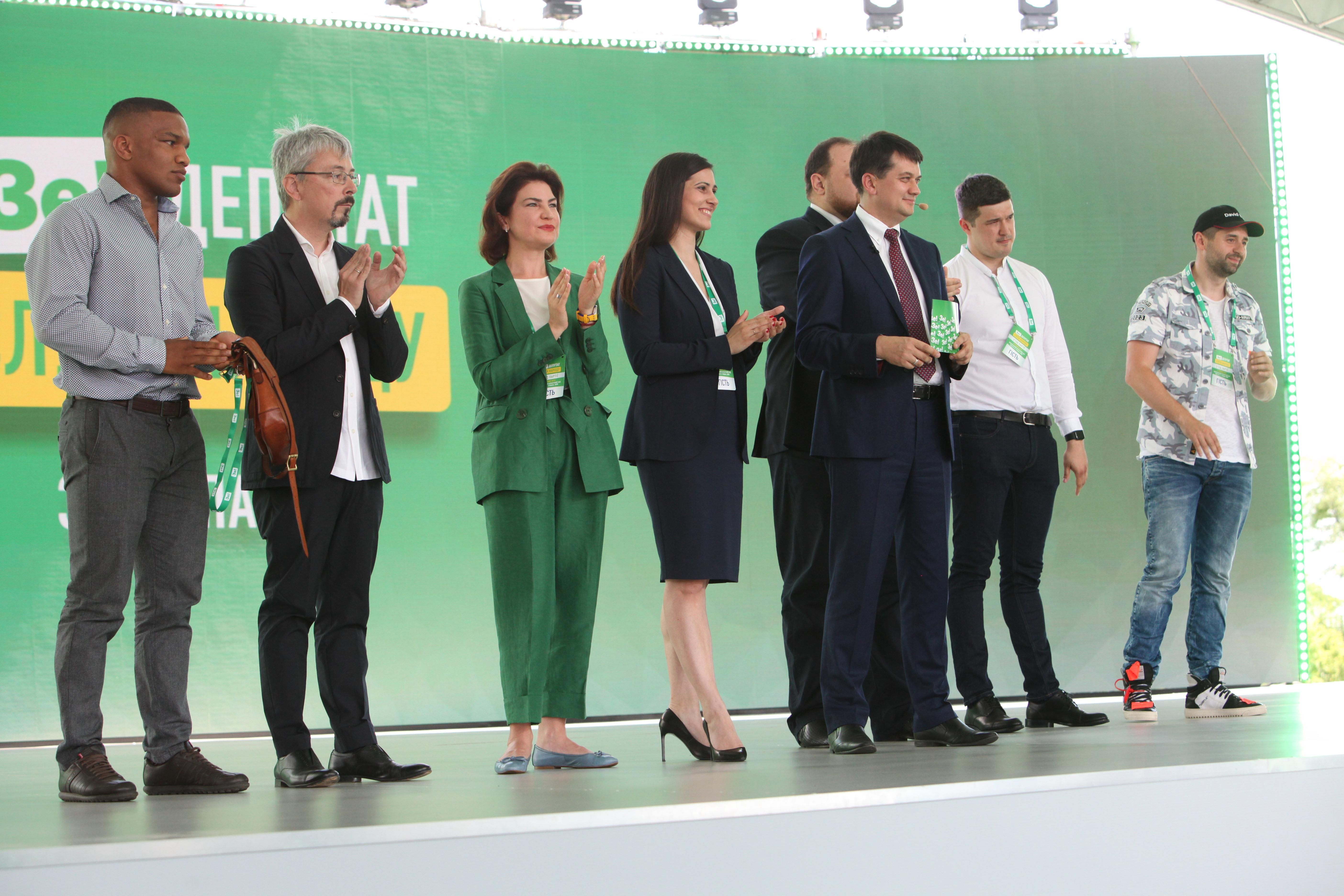 Нові обличчя "Слуги народу" у Раді: експерт назвав серйозні ризики Нові обличчя "Слуги народу" у Раді: експерт назвав серйозні ризики