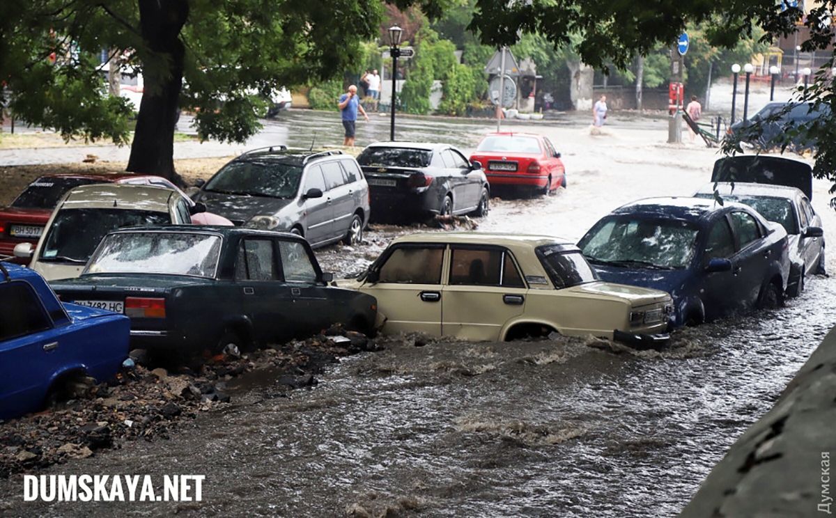 Одессу затопило после безумного ливня: поток воды снес десяток авто